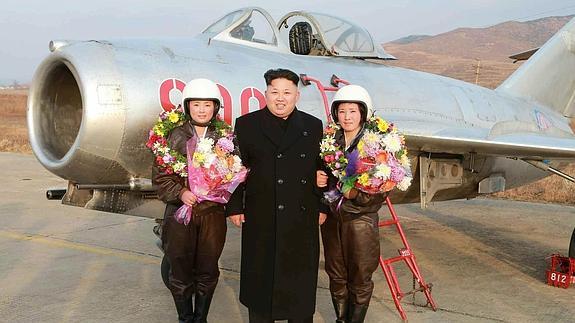 Kim Jong-un posa con las primeras mujeres pilotos de aviones de combate de Corea del Norte. 