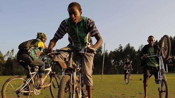 Jóvenes practicando el ciclismo en Kenia. 