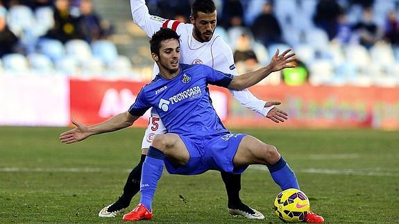 Sarabia protege el balón ante Diogo. 