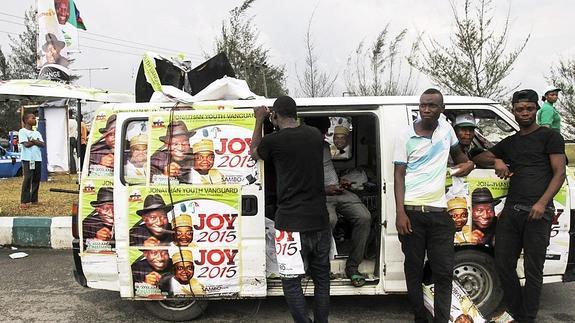 Furgoneta electoral en Lagos 