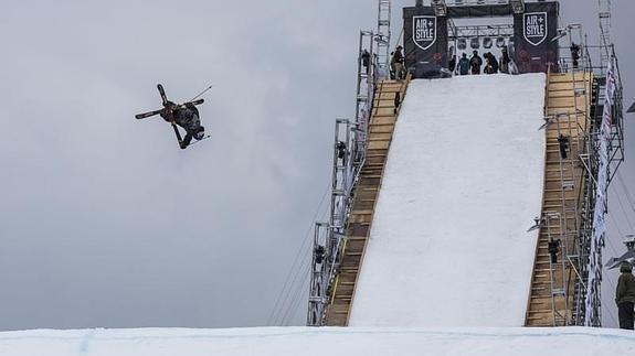 Salto de uno de los snowboarders sobre la rampa en el evento celebrado en Los Ángeles