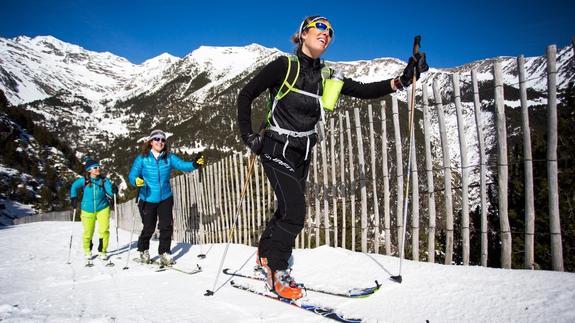 Tres mujeres realizan esquí de montaña por una de las pistas de Vallnord