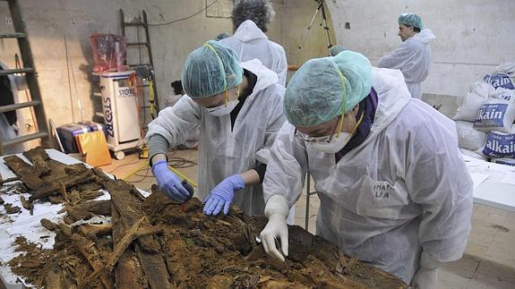 Expertos examinan los restos de un ataúd en la cripta del Convento de las Trinitarias. 