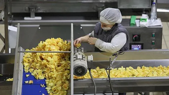 Una empleada trabajando en una fábrica. 