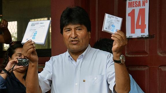 Evo Morales, tras emitir su voto ayer. 