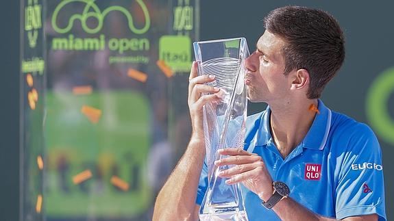 Novak Djokovic besa el trofeo de Miami.  