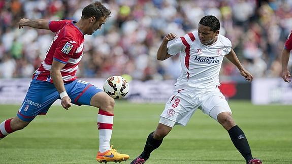 Cala (i) y Bacca luchan por el balón. 
