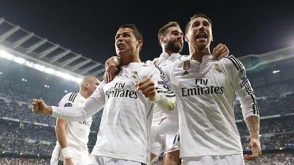 Cristiano (i), Carvajal y Ramos (d) celebran la clasificación. 