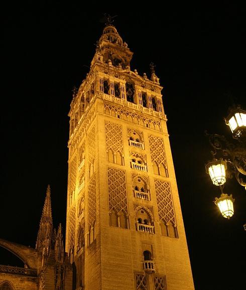 La Giralda, de noche.