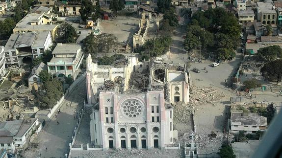 Vista de la Catedral de Puerto Príncipe, reducida a escombros tras el terremoto de Haití.