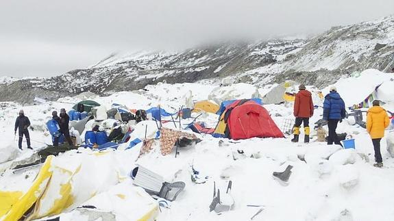 Tiendas de campaña en el campamento base del Everest.