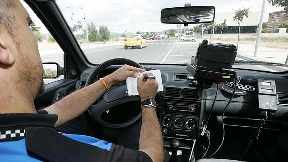 Vehículo policial con un radar de control de velocidad.