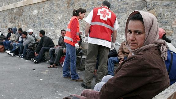 Voluntarios de Cruz Roja prestan asistencia sanitaria en el puerto de Almería. 