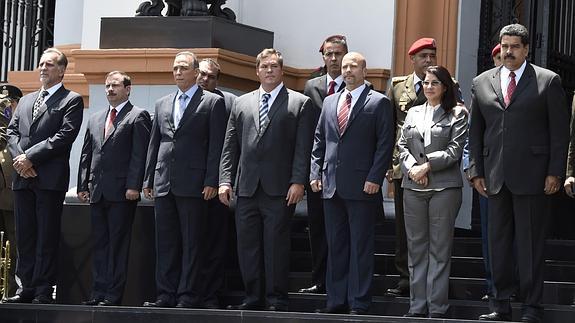 Los cinco agentes cubanos, junto a Nicolás Maduro.