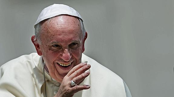 El Papa saluda tras presidir la audiencia general de los miércoles en la plaza de San Pedro del Vaticano.