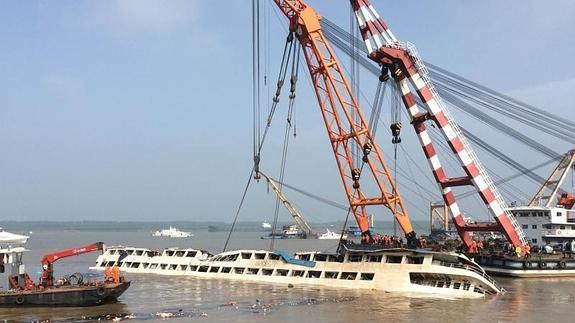 Una grúa saca el buque hundido el lunes en el río Yangtsé.