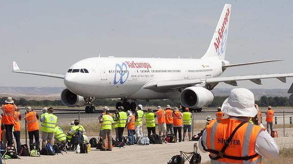 Los spotters, en plena acción en el Adolfo Suárez Madrid-Barajas.