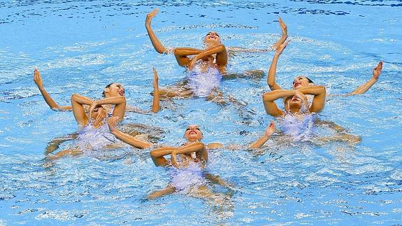 Las nadadoras españolas ejecutan su ejercicio de rutina libre. 