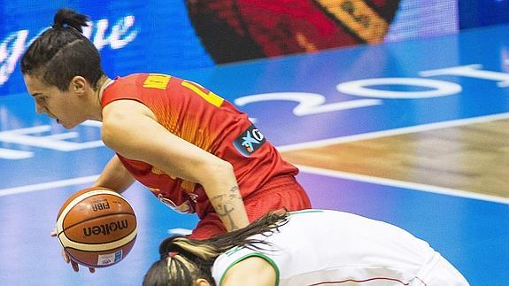 Laura Nicholls (i) mantiene la posesión. 