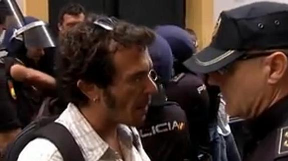 El alcalde de Cádiz habla con un policía.