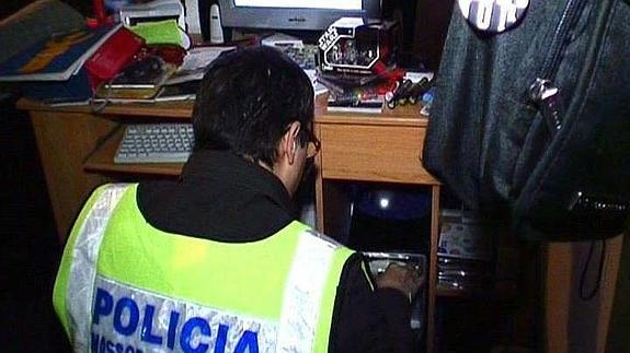 Un mosso, en una operación contra la pornografía infantil.