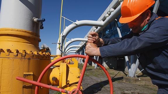 Un operario ucraniano cierra la válvula de paso de una tubería de gas. 