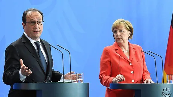 Hollande, junto a Merkel. 