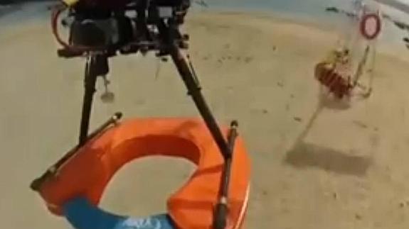 Un dron lleva un salvavidas a una victima por ahogamiento.