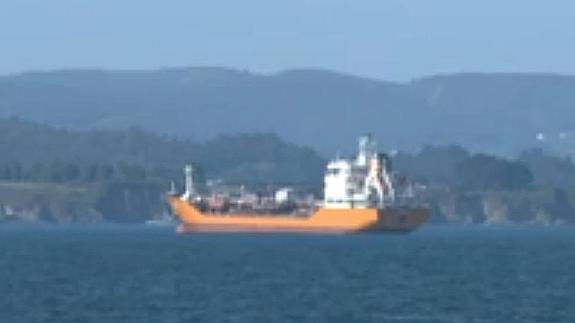 El buque fondeado en la ría de Ares, en La Coruña.