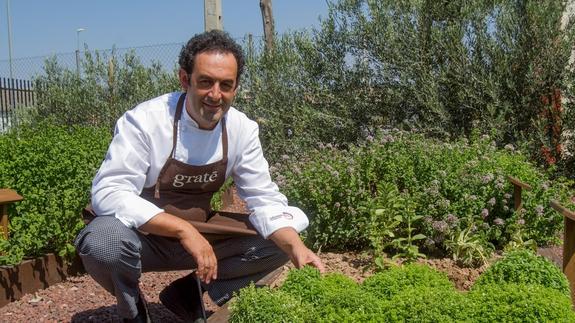 Sáenz Duarte, en su jardín de aromáticos.