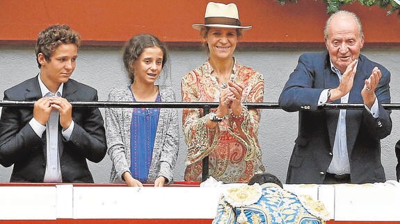 El rey Juan Carlos, junto a su hija la infanta Elena y sus nietos, Froilán, y Victoria Federica.