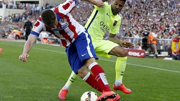 Alves (d) y Siqueira disputan el balón.