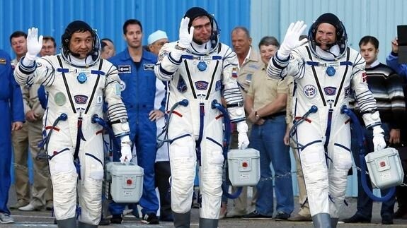 El cosmonauta de Kazajistán Aydyn Aimbetov (i), el ruso Sergei Volkov (c) y el danés Andreas Mogensen. 