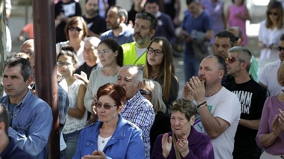 Varios vecinos del concello coruñés de Carral aplauden tras la lectura de una declaración institucional.