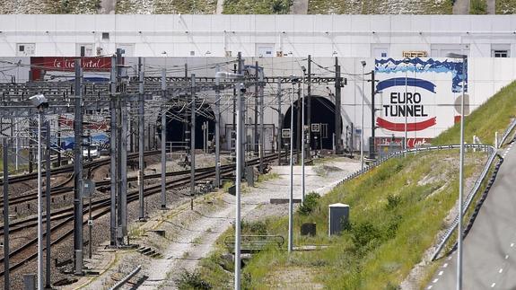 Entrada al túnel cerca de Calais, en Coquelles. 