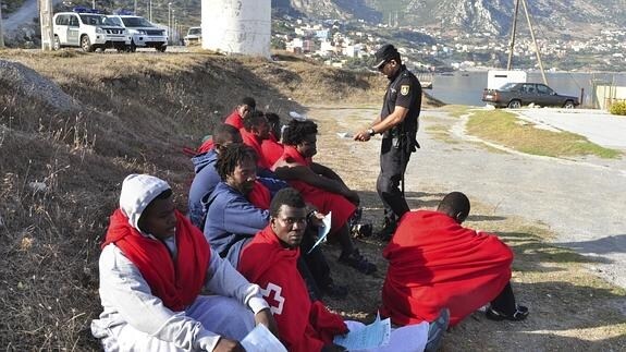 Inmigrantes subsaharianos que lograron entrar este fin de semana en Ceuta.