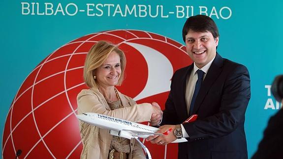 Acto de celebración del primer vuelo de Turkish Airlines en el aeropuerto de Bilbao.