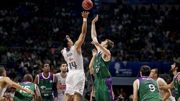 Gustavo Ayón (i) y Fran Vázquez (d) en el salto inicial de las semifinales de la Supercopa. 