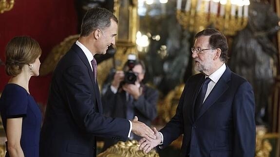 Rajoy saluda a los Reyes durante la recepción en el Palacio Real. 