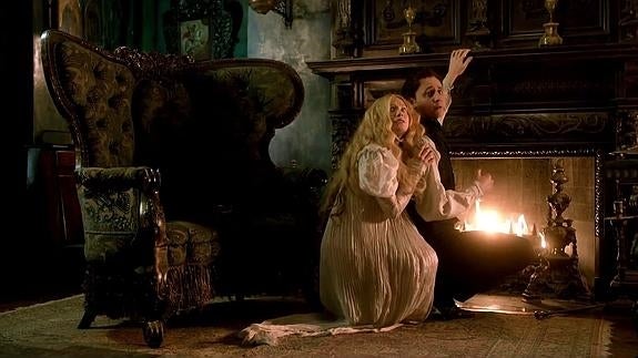 Una escena de 'La cumbre escarlata'.