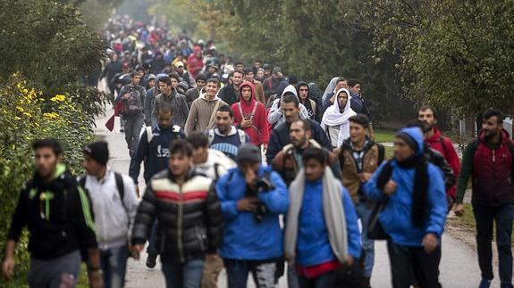 Varios refugiados caminan hacia Austria desde Hegyeshalom, Hungría.