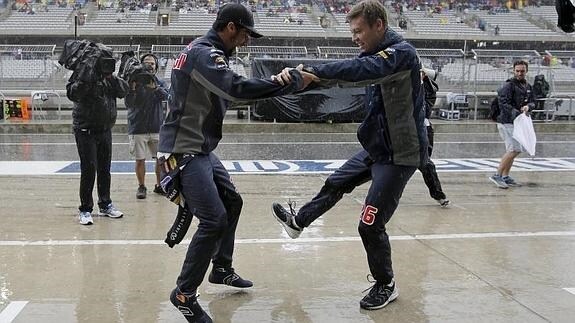 Daniel Ricciardo (i) y Daniil Kvyat (d) bailan bajo la lluvia de Austin. 