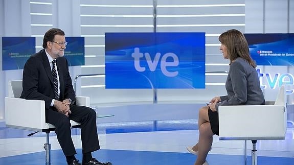 Mariano Rajoy, durante la entrevista que le ha realizado esta noche la periodista Ana Blanco en TVE.