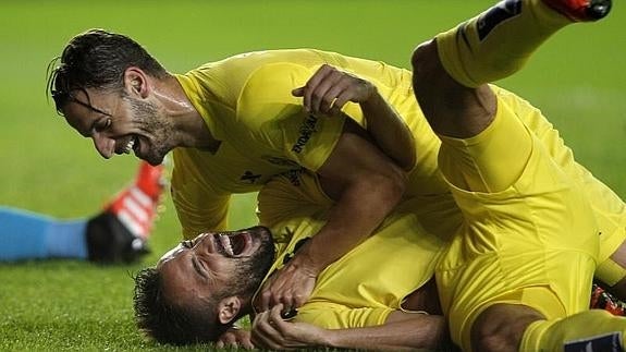 Roberto Soldado y Mario Gaspar celebran uno de los goles. 