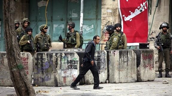 Soldados israelíes toman posiciones durante un enfrentamiento con manifestantes palestinos.