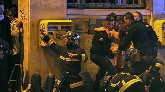 Los bomberos ayudan a supervivientes de los atentados. 