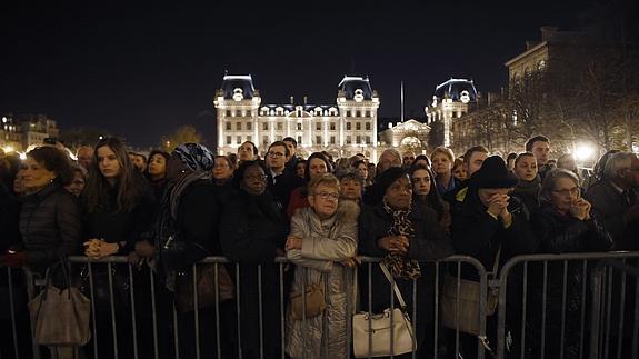 Cientos de personas se concentran frente a la catedral de Notre Dame. 