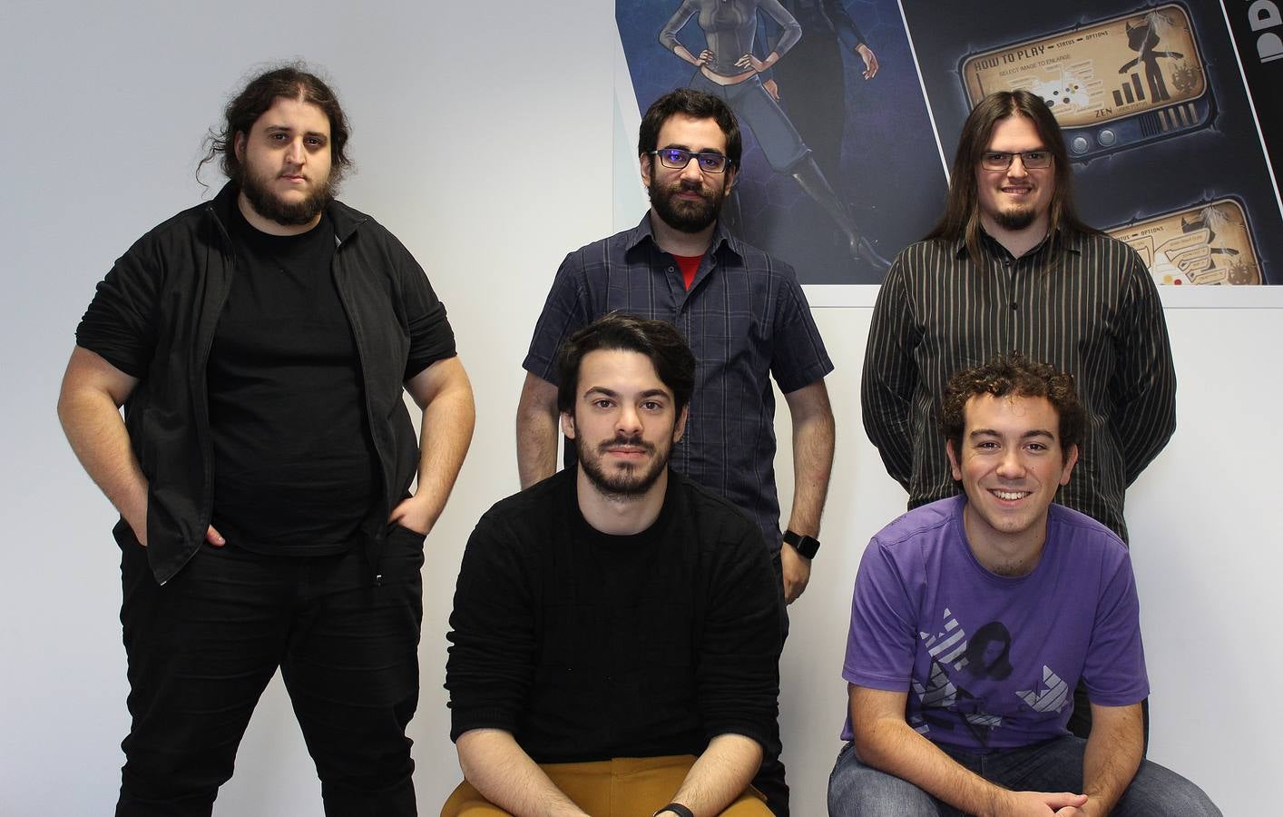 De arriba a abajo, y de izquierda a derecha: Juan, Aitor, Eneko, Jon y Aitor, fundadores de Kaia Estudios