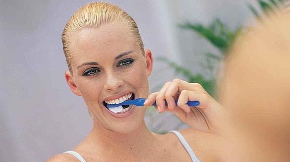 Hay que cepillarse los dientes por todas sus caras y no olvidar la lengua. 