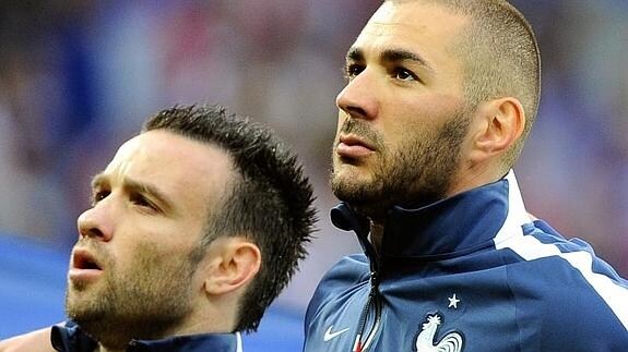 Mathieu Valbuena (i) y Karim Benzema, con la selección francesa. 